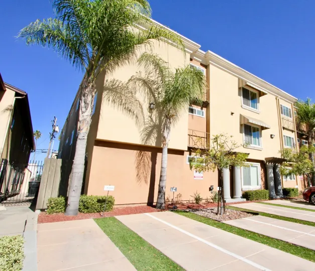 THE APARTMENT IN THE HILLCREST TOWERS WITH THE STEEL GATE, BALCONI, RED COLOR PARKING
