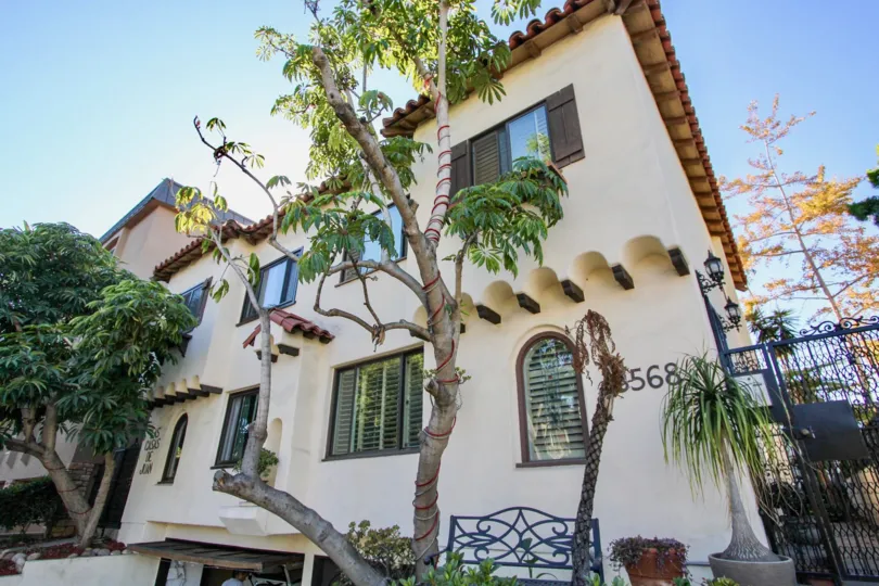 A sunny day in the Las Casas de Juan with residential building and trees.
