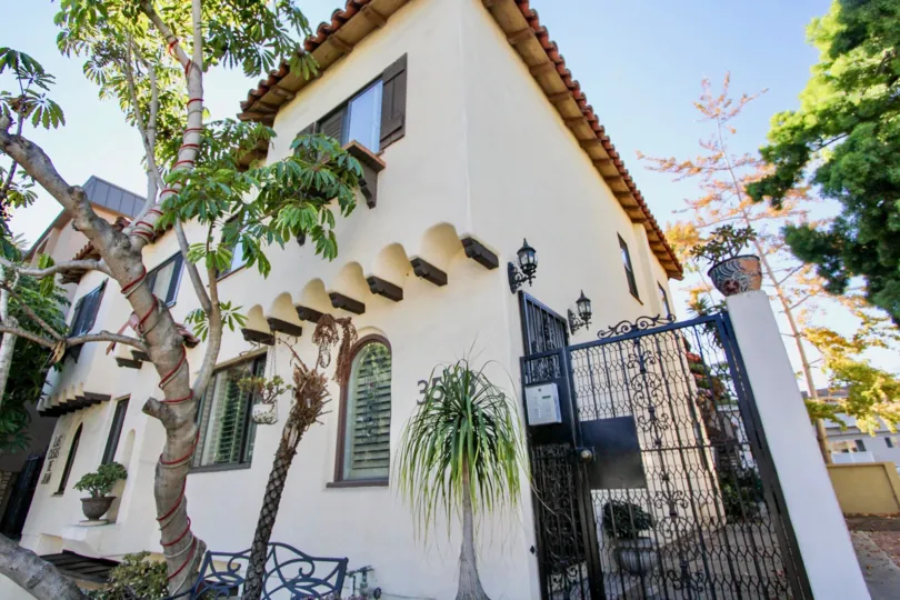 A sunny day in the Las Casas de Juan with residential building and plants.