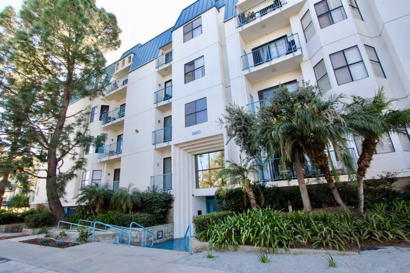 A sunny day in the Le Parc Chateau with residential building and trees.
