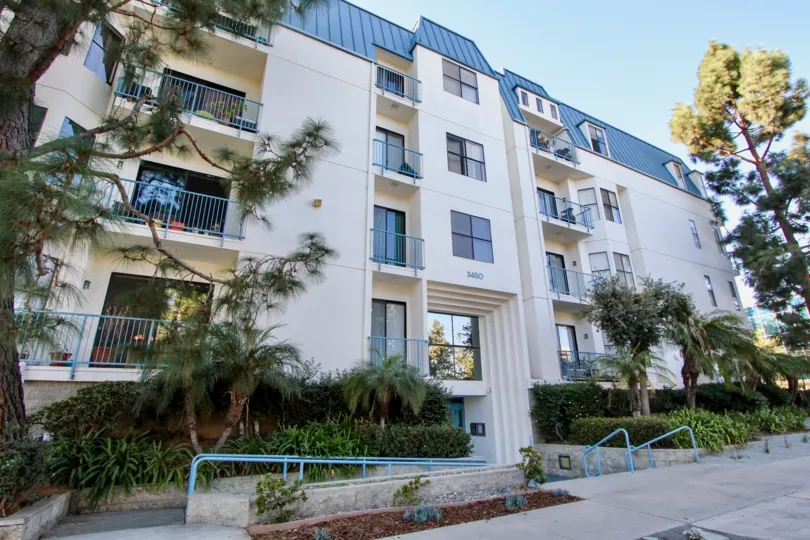 THE 1450 APARTMENT IN THE LE PARC CHATEAU WITH THE PLANTS, BALCONIS, TREES