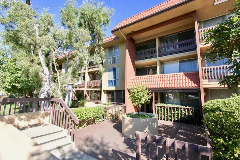 Villa in Loma Cresta has bushes and trees of city Hillcrest