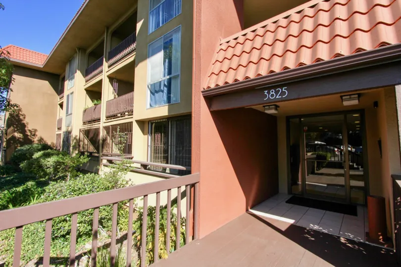 In Roof Coverage to the apartment has number 3825 in Loma Cresta