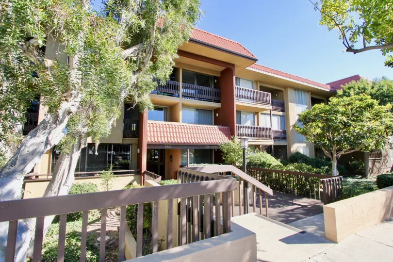 A sunny day in the Loma Cresta with residential apartment and trees.
