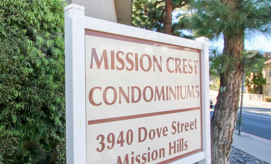 A signage in the Mission Crest Gardens reminding me off the traffic signal.