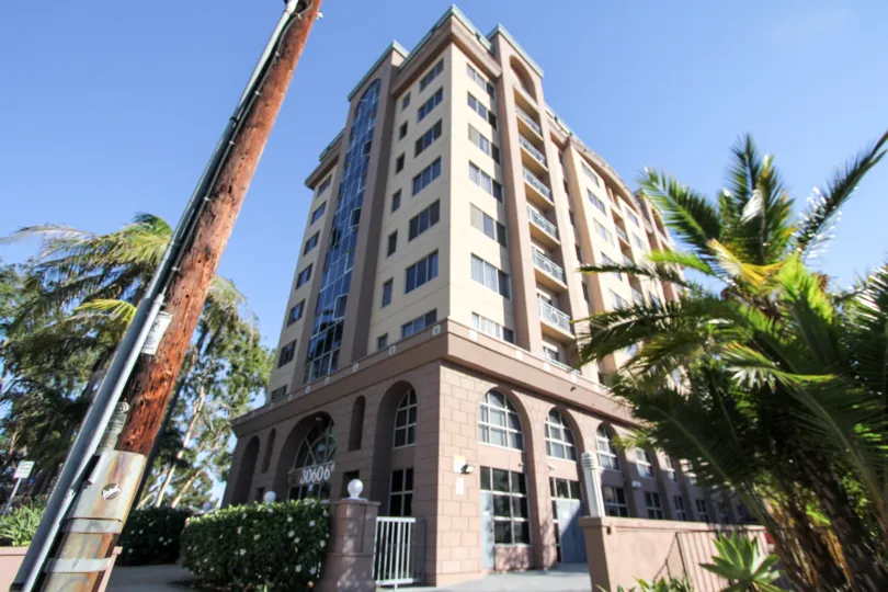 Excellent sunny day in Park west with an apartment having trees around of Hillcrest