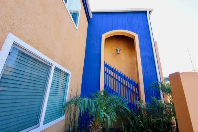 A very tall blue wall with a pink arch at Penn Station in Hillcrest CA