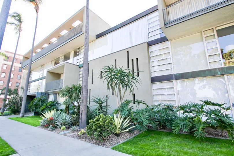 Awesome view of Villas with lawn and green plants in Solomon Building of Hillcrest
