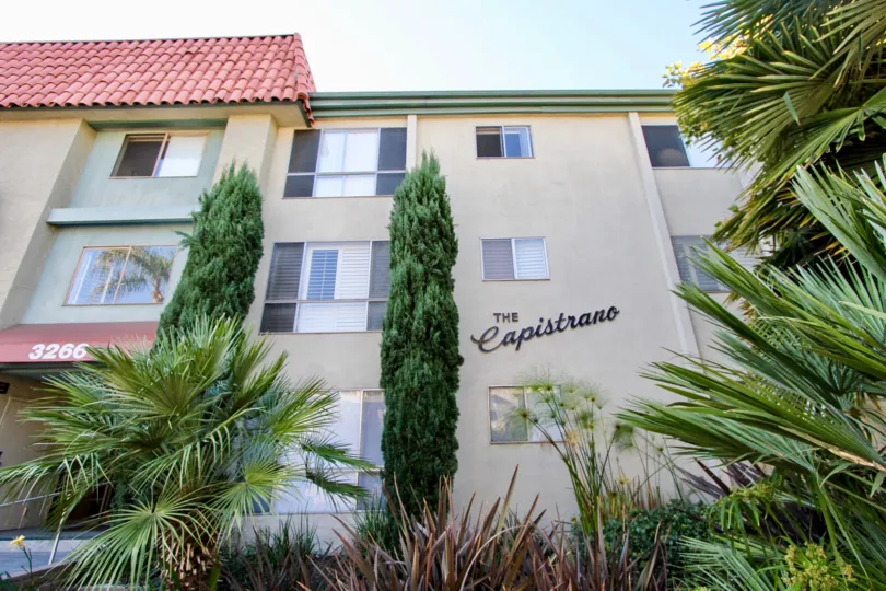 In the apartment has painted The Capistrano with 3266 in roof coverage with plants and trees