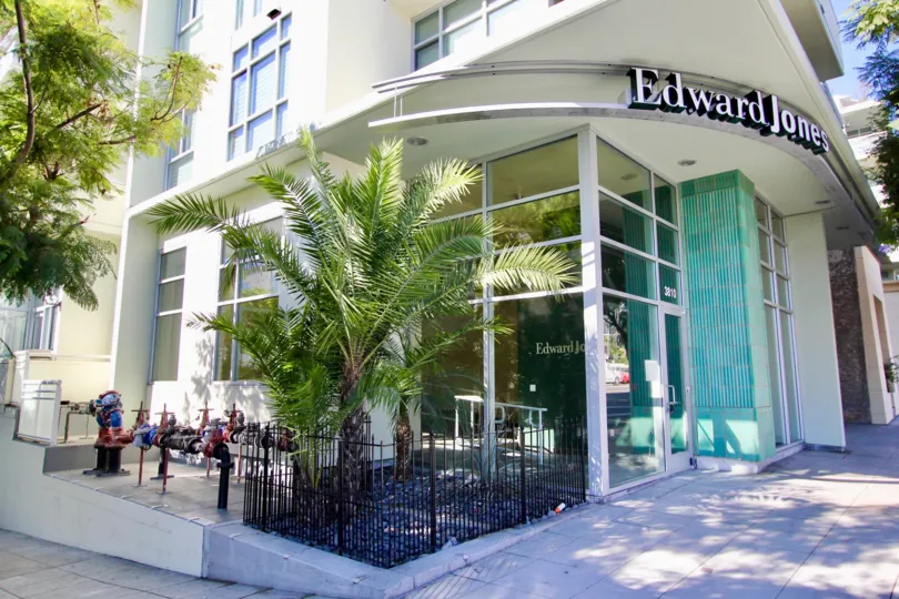 THE EDWARD JONES APARTMENT IN THE EGYPTIAN WITH THE MOTOR, TREES, PLANTS