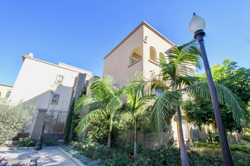 Beautiful corner home in the Uptown District of Hillcrest. Have your Holiday surrounded by exotic nature and vintage streetlight