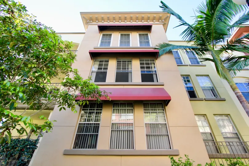 Apartment with palm trees at front with good infrastructure in Uptown District of Hillcrest