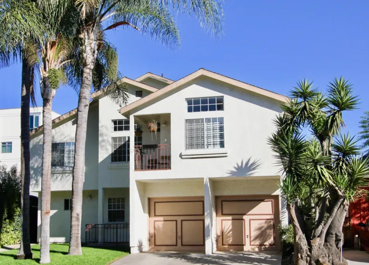 Amazing double garage mansion in Uptown west in the city of Hillcrest, California. Beautiful front yard