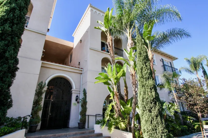 THE FLAT IN THE VILLA PORTOFINO WITH THE PLANTS, TREES, SLOPING WAY, PATHWAY, BALCONIS, TREES, PLANTS