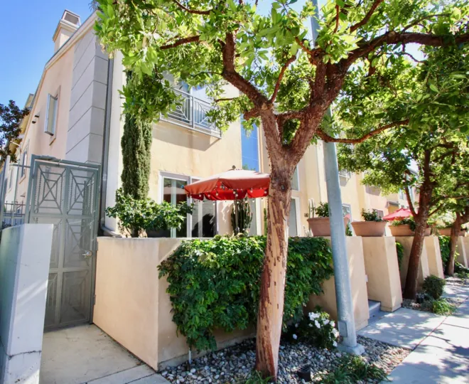 Amazing view in Wellington square, in Hillcrest city with a beautiful front yard and terrace and high security