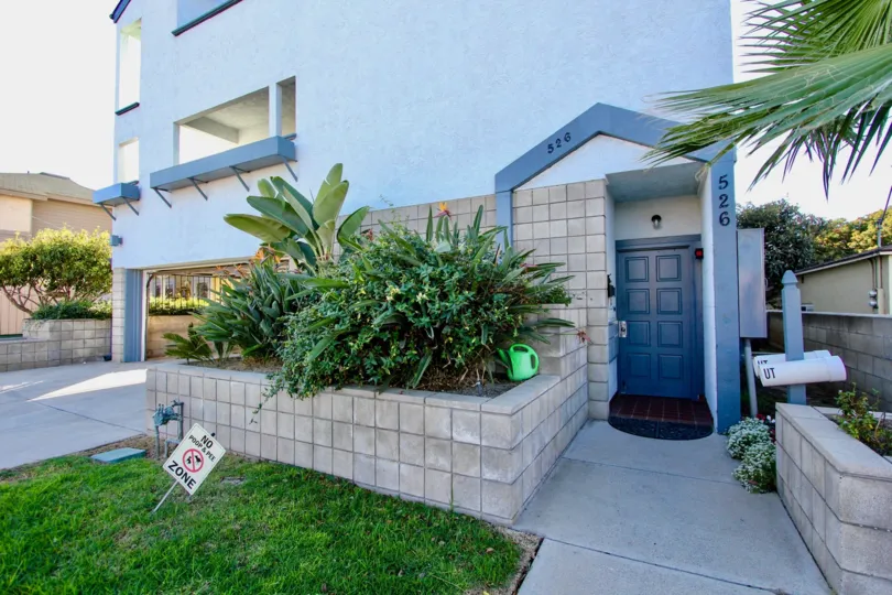 a common house in Alejandra, Imperial Beach at California with a sign of no pee poop.