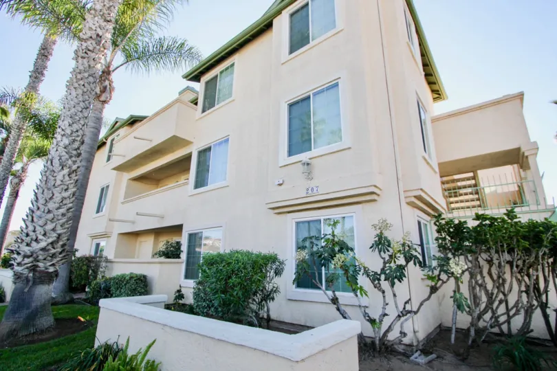 Stand tall with your neighbors in beautiful Costa Del Mar II