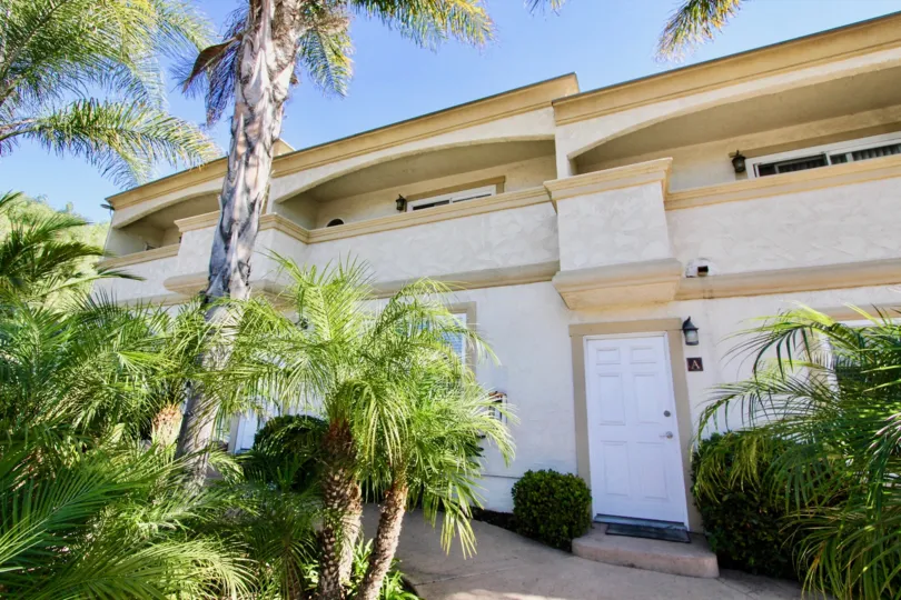 A BEAUTIFUL BIG VILLA AND A NICE TRESS AND IT LOOK LIKE A HUGE ONE FOR SO MANY PERSONS