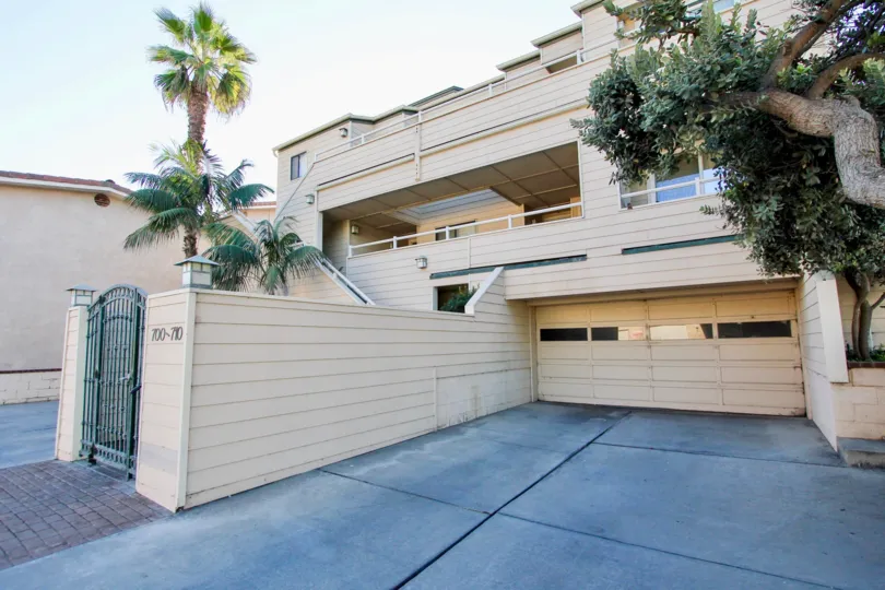 The Apartment in Ocean Palms has trees and plants