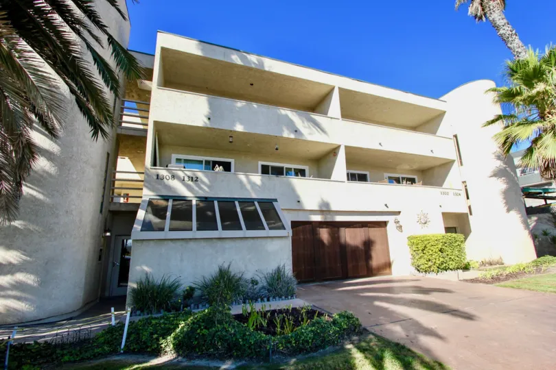 A sunny day in Peerless Shores has apartments with trees, plants