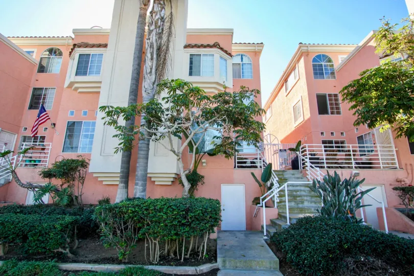Villa's in Seaside villas hangered with country flag and has long trees and plants