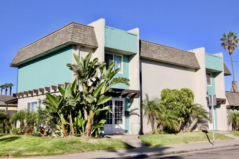 On a morning, Silver Strand Gardens, A house with plants, trees and bushes