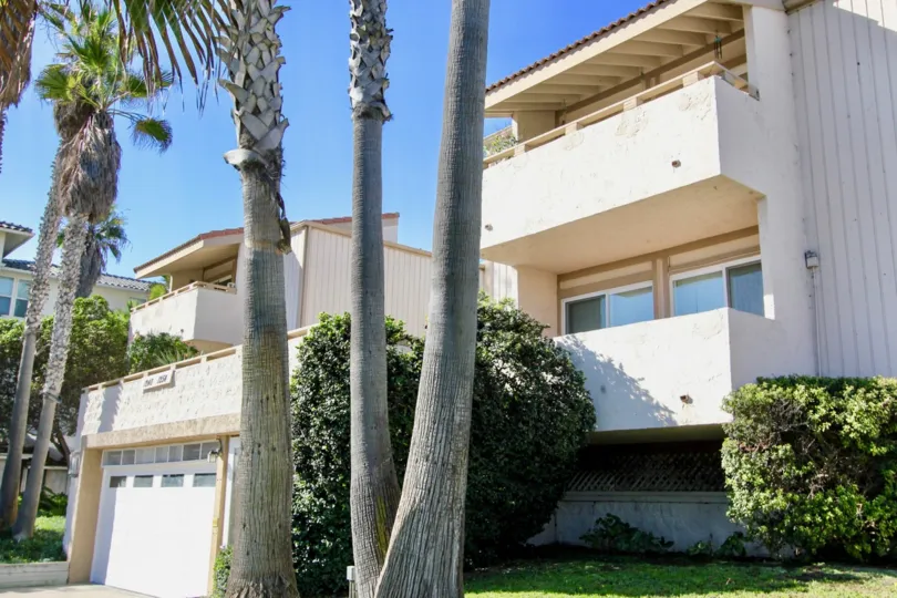Southwesterly Shore, City: Imperial Beach, balconies and trees