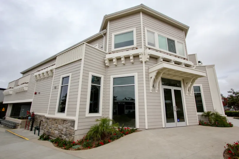 The apartment in 10 West with grass land and bushes