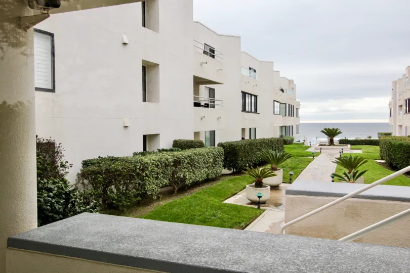 100 Coast, City: La Jolla, backside of a beautiful building with lawn and nice plants