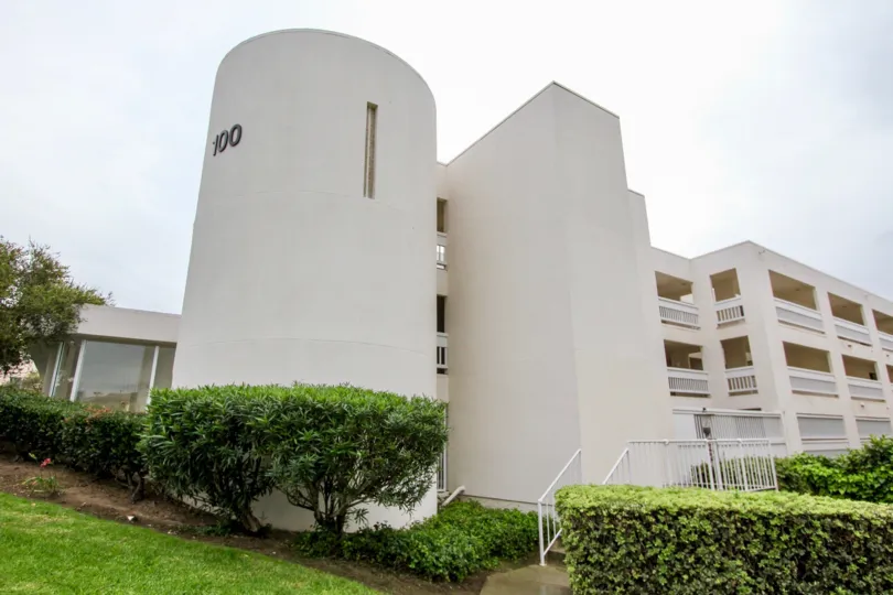The apartment in 100 Coast of La Jolla city with plants and grass