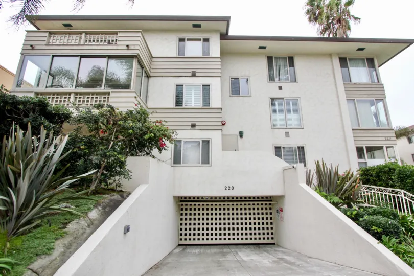 THE 220 APARTMENT IN THE 220-240 COAST WITH THE PLANTS, TREES