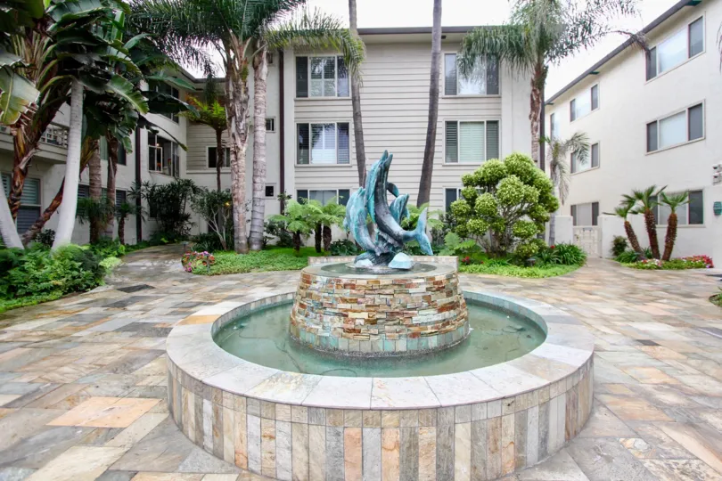 In front of the 220-240 coast, Dolphin statue is on the fountain