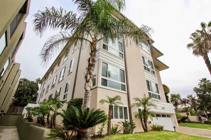 245 coast apartment in La Jolla city has covered with trees and grasses