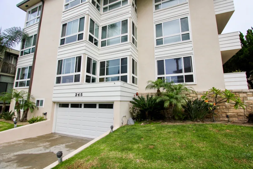 245 coast apartment in La Jolla city has covered with trees and grasses