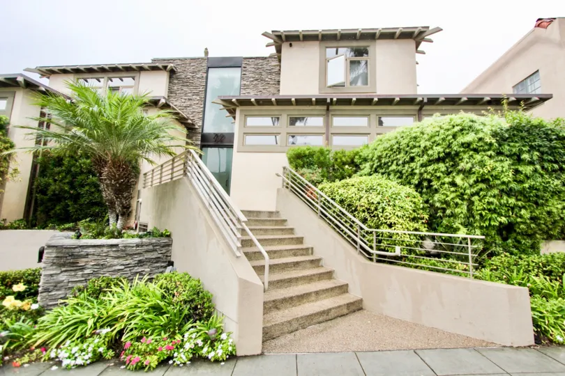 This is a 939 coast of Lala Jolla, California and it is very beautiful