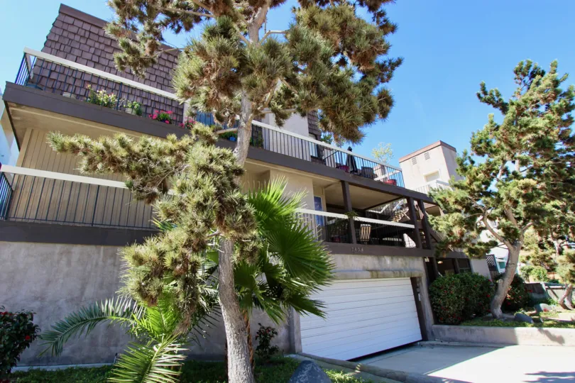 Dirty sidewalk in La Jolla, California, Nice building in 7434 Herschel community