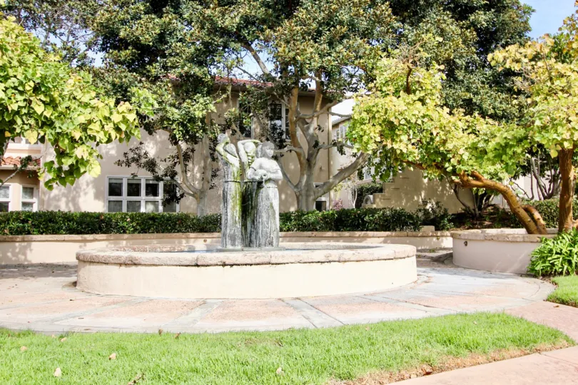 In the villa of Black horse, A statue is placed in the fountain which the statue has three girls