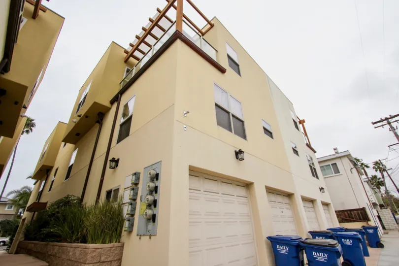 The apartment in Bonair Street Condos has some cans and transformer