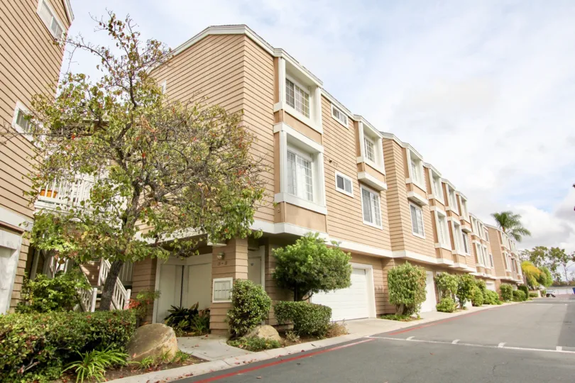 cape la jolla is a lenthy house, having more rooms, all are cute