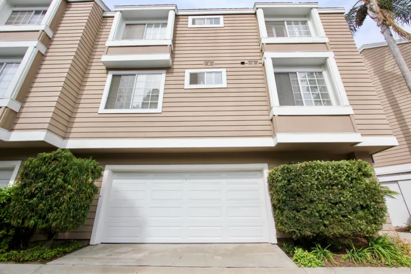 Front view of Cape La Jolla in La Jolla city has plants on two side of the door