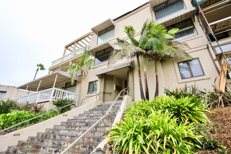 THE Coast Pointe IS FAMOUS IN La Jolla ATTRACTIVE BUNGALOW WITH BEAUTIFUL TREE AND BALCONY AND COMFORT CLIMATE