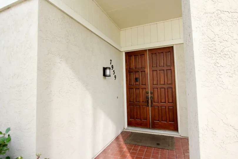 The villa in the Del Charro Woods has a number 7959 in the wall with light lamp
