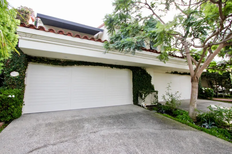 Beautiful Villa with parking space and trees around in El paseo Grande of La Jolla