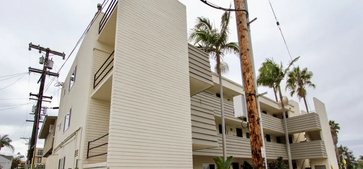 Multiple level building that is shaped in a half square in Fontaine Bleu community.