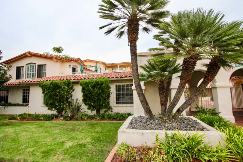THE HOUSE IN THE LA FLOR DE LA JOLLA WITH THE LAWN, PLANTS, TREES