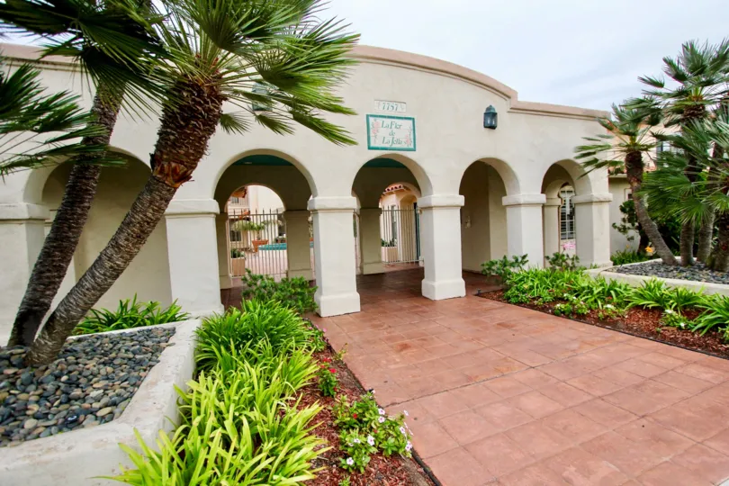 Awesome spacious in frontside with palm trees of a house in La Flor de La Jolla