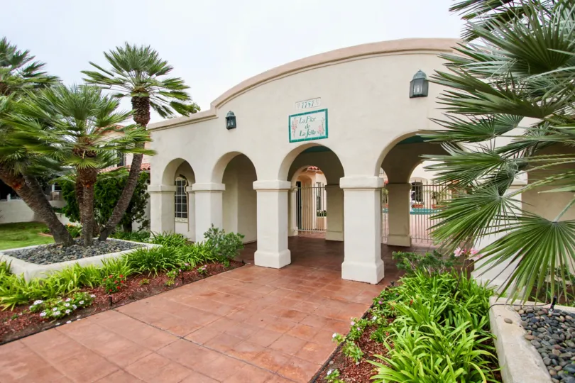 The grand entrance walkway flanked by trees leading to La Flor de La Jolla, La Jolla, California