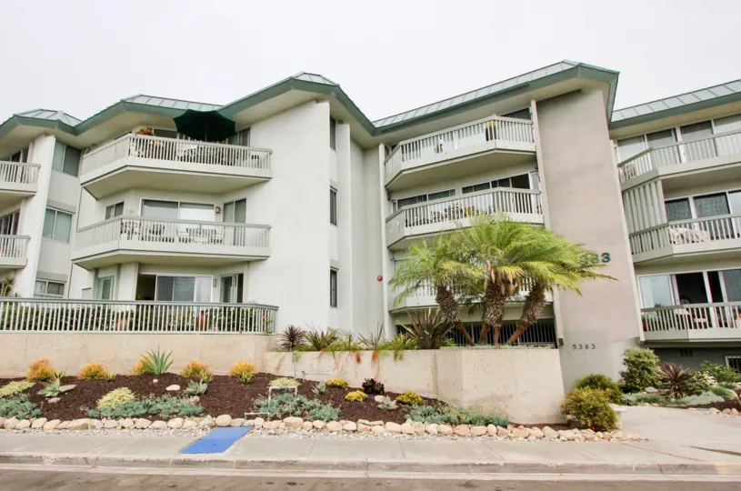 Building with three floors and parking located in the Herschel 7374 suburb of La Jolla, California