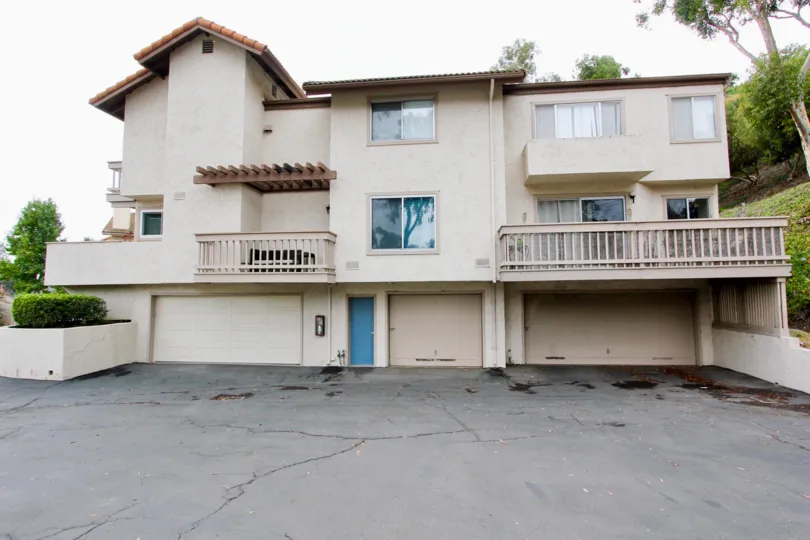 On the cloudy day of La Jolla Hideaway has two villa's with glass windows