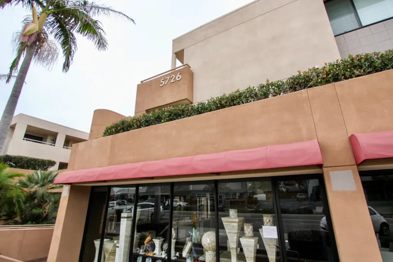 downtown style living close to many shops and restaurants for your convience